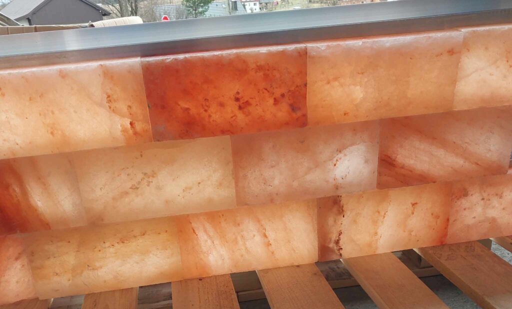 Cegły solne z nacięciami