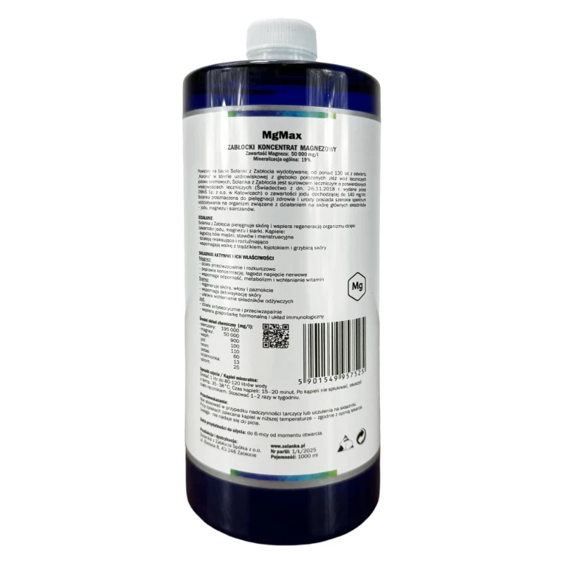 Przezroczysta butelka z niebieskim płynem to oryginalna solanka z Zabłocia magnezowa 1L, bogata w siarkę i jod, przeznaczona do kąpieli regeneracyjnych.